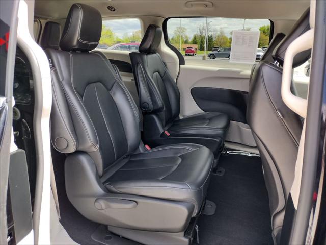 2024 Chrysler Pacifica Hybrid Select