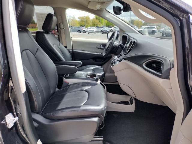 2024 Chrysler Pacifica Hybrid Select