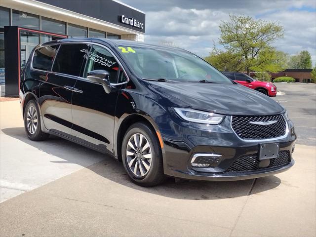 2024 Chrysler Pacifica Hybrid Select