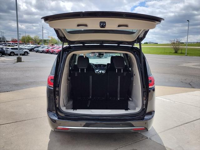 2024 Chrysler Pacifica Hybrid Select