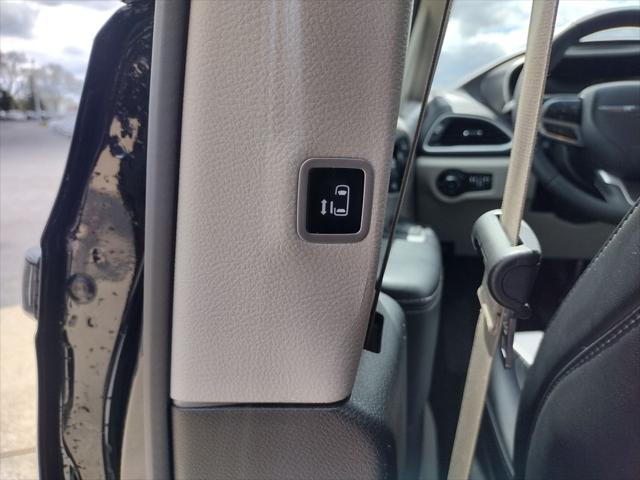 2024 Chrysler Pacifica Hybrid Select