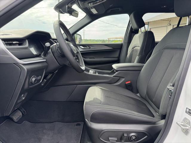 2026 Jeep Grand Cherokee Laredo 4x2