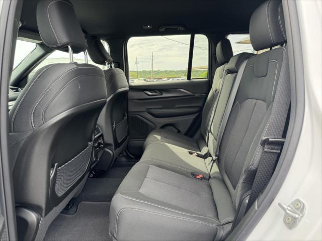 2026 Jeep Grand Cherokee Laredo 4x2