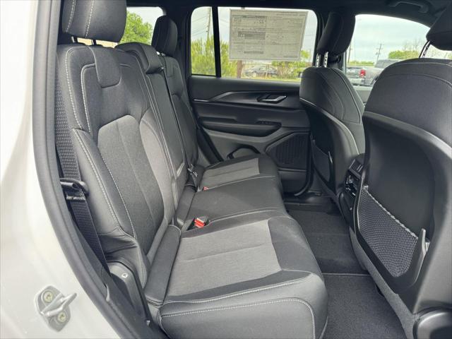 2026 Jeep Grand Cherokee Laredo 4x2