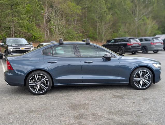 2022 Volvo S60 Recharge T8 R-Design