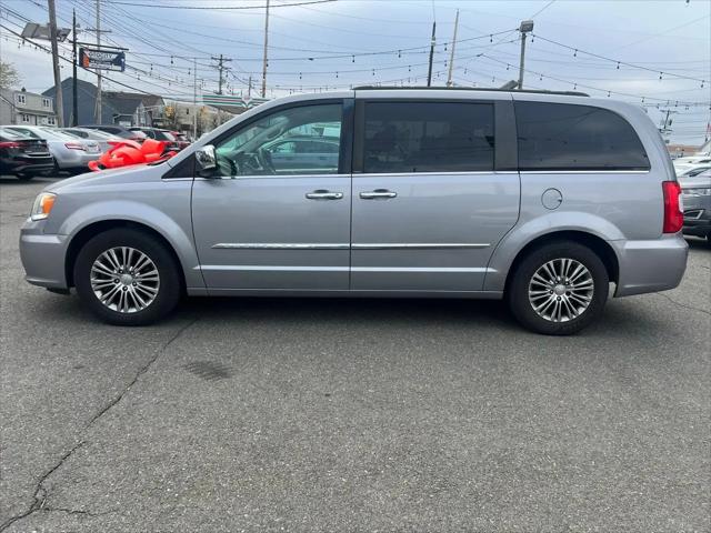 2014 Chrysler Town & Country Touring-L