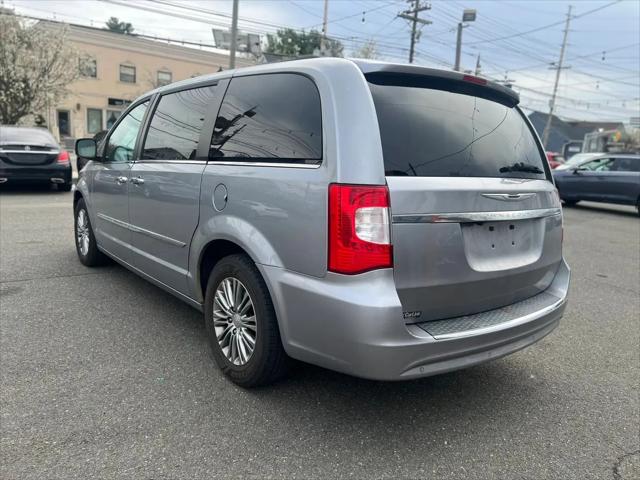 2014 Chrysler Town & Country Touring-L