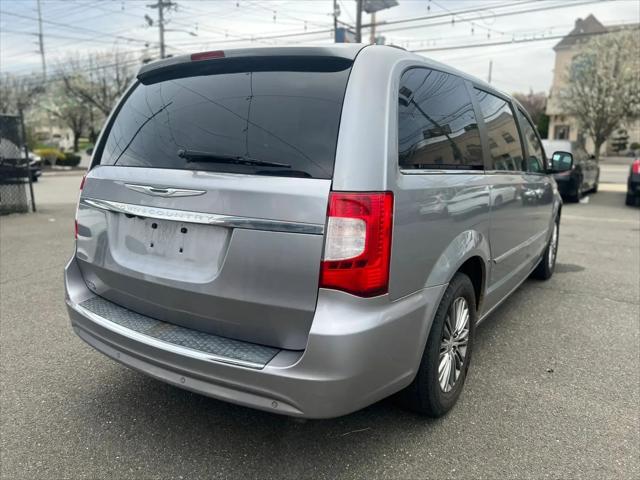 2014 Chrysler Town & Country Touring-L