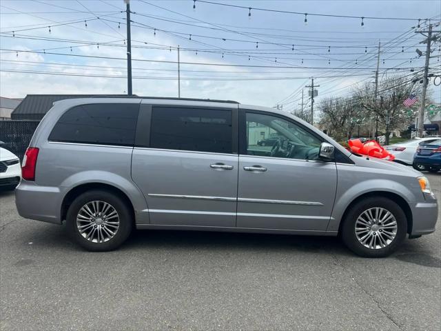 2014 Chrysler Town & Country Touring-L