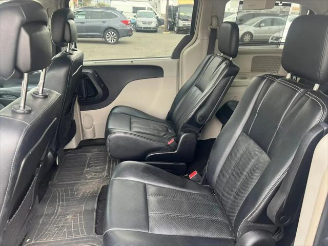 2014 Chrysler Town & Country Touring-L