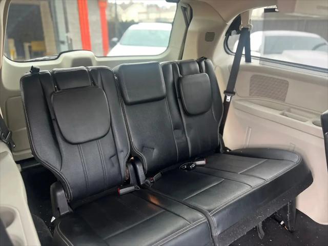 2014 Chrysler Town & Country Touring-L