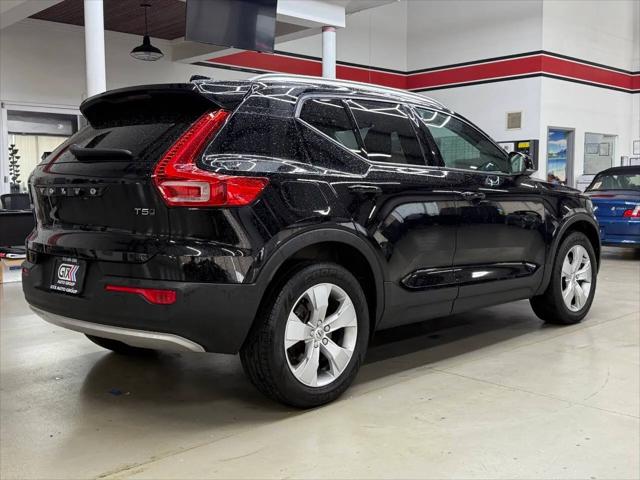 2022 Volvo XC40 T5 Momentum