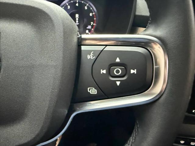 2022 Volvo XC40 T5 Momentum