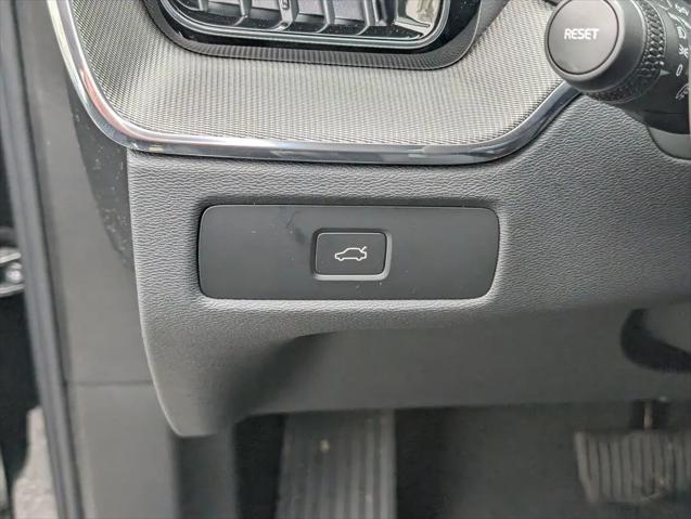 2026 Volvo XC60 B5 Ultra Black Edition