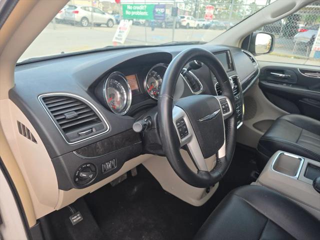 2016 Chrysler Town & Country Touring
