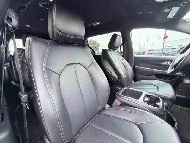 2025 Chrysler Pacifica Select