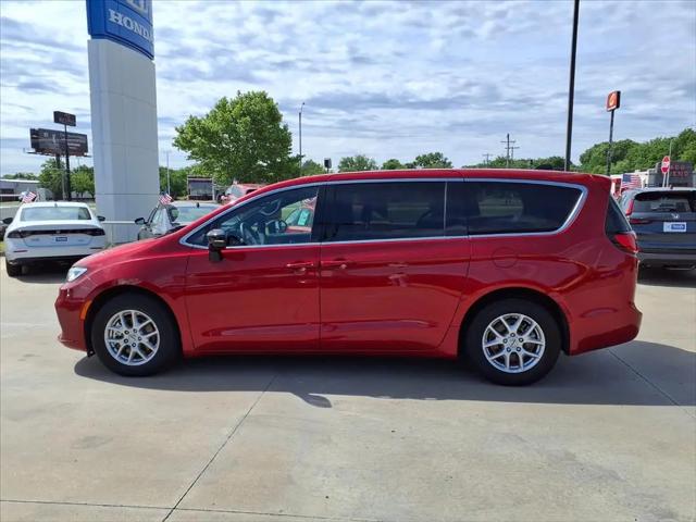 2025 Chrysler Pacifica Select