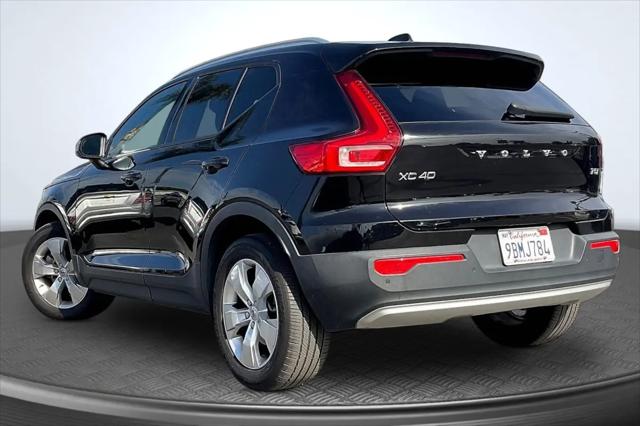 2022 Volvo XC40 T5 Momentum