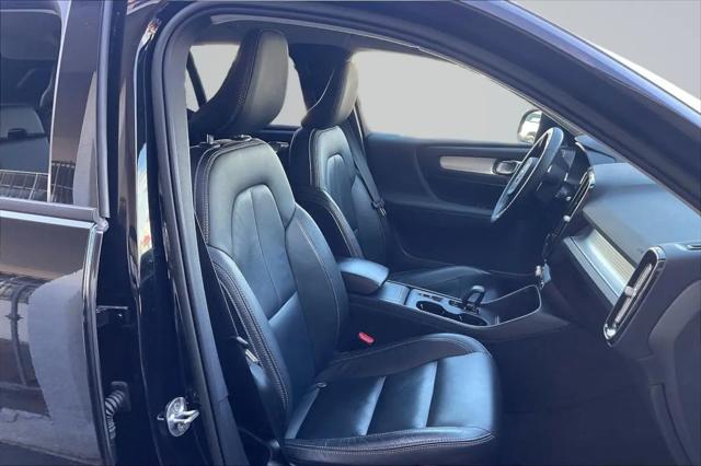 2022 Volvo XC40 T5 Momentum