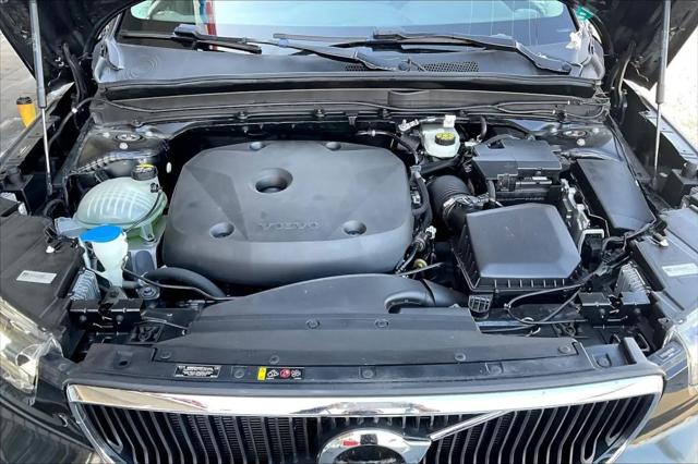2022 Volvo XC40 T5 Momentum