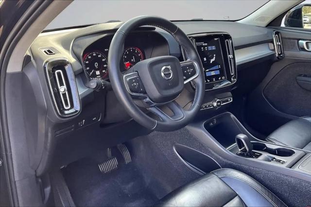 2022 Volvo XC40 T5 Momentum