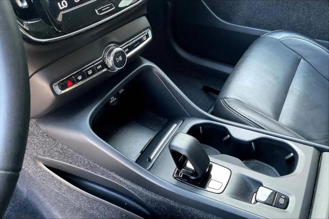 2022 Volvo XC40 T5 Momentum