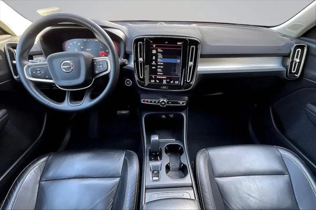 2022 Volvo XC40 T5 Momentum