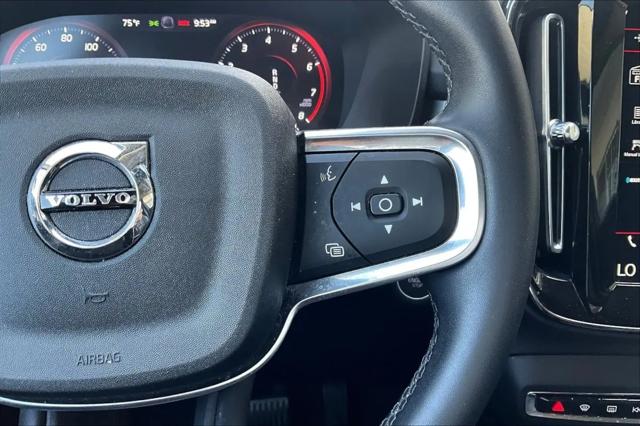 2022 Volvo XC40 T5 Momentum