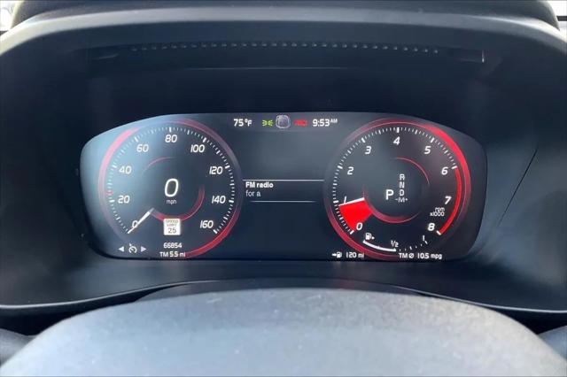 2022 Volvo XC40 T5 Momentum