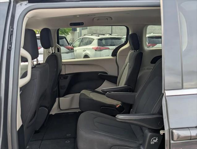 2022 Chrysler Voyager LX