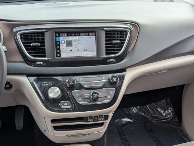 2022 Chrysler Voyager LX