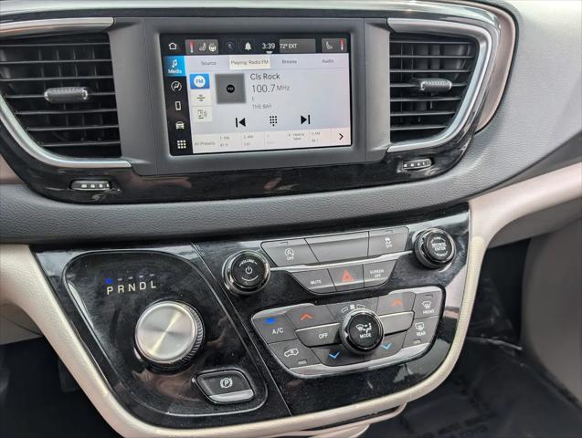 2022 Chrysler Voyager LX