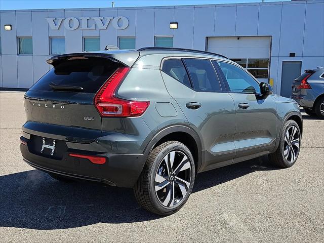 2026 Volvo XC40 Ultra, B5 AWD Gas (mild hybrid), Dark