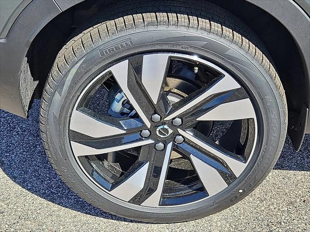 2026 Volvo XC40 Ultra, B5 AWD Gas (mild hybrid), Dark