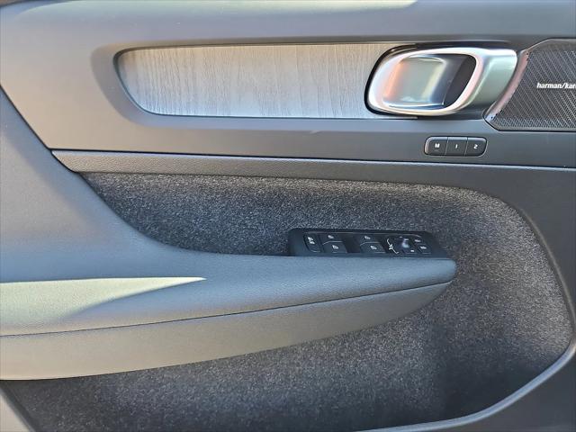 2026 Volvo XC40 Ultra, B5 AWD Gas (mild hybrid), Dark