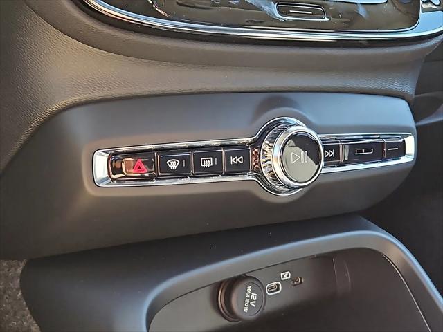 2026 Volvo XC40 Ultra, B5 AWD Gas (mild hybrid), Dark