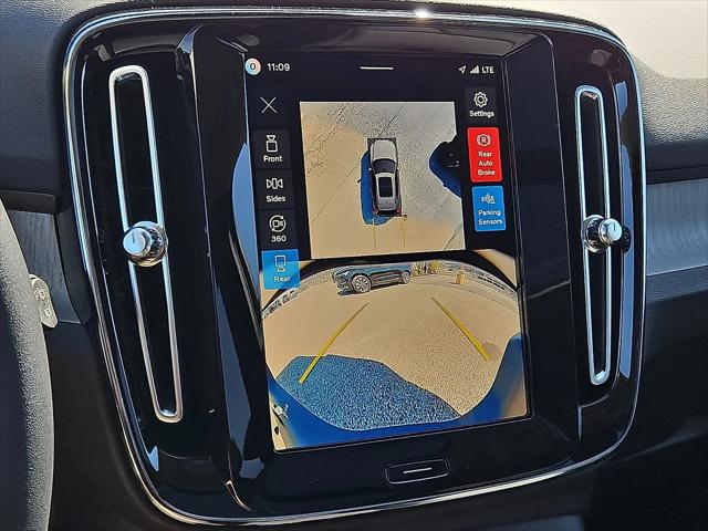 2026 Volvo XC40 Ultra, B5 AWD Gas (mild hybrid), Dark