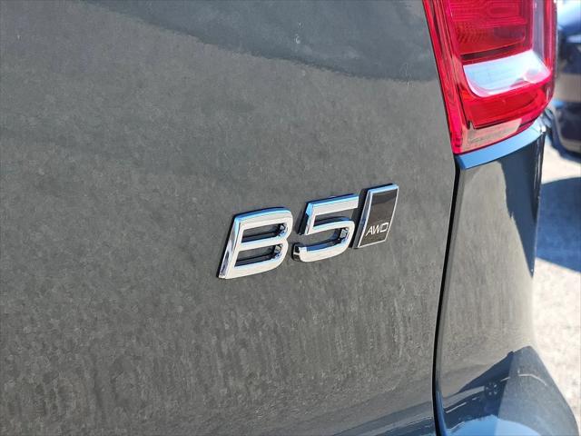 2026 Volvo XC40 Ultra, B5 AWD Gas (mild hybrid), Dark