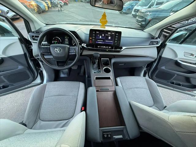 2024 Toyota Sienna LE