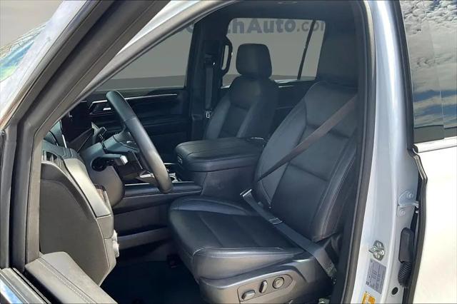 2025 Chevrolet Suburban 4WD LT
