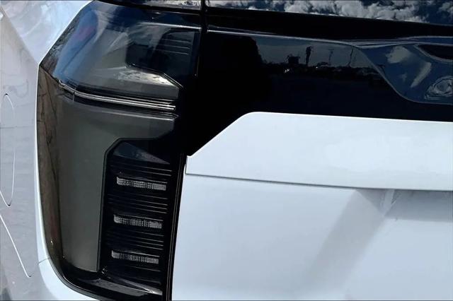 2025 Chevrolet Suburban 4WD LT