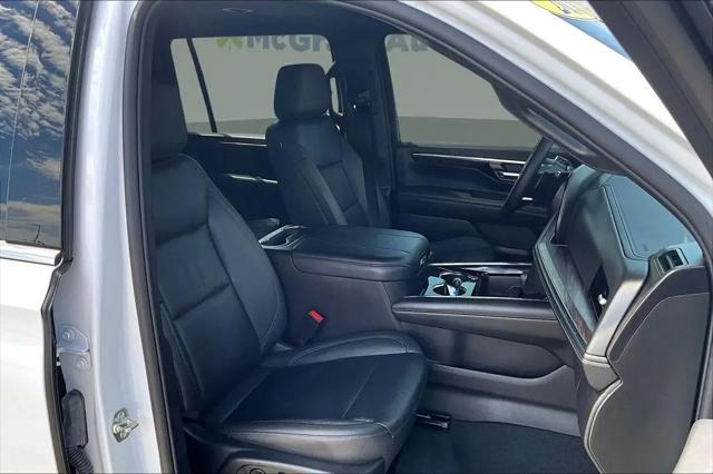 2025 Chevrolet Suburban 4WD LT