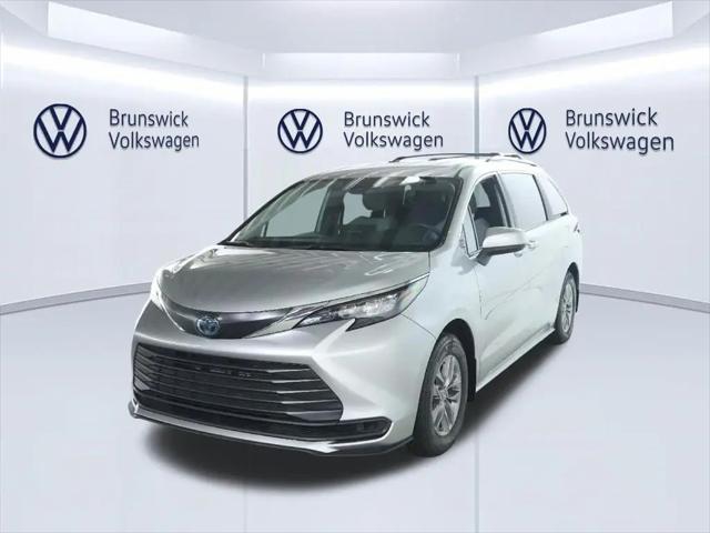 2025 Toyota Sienna LE for sale in Brunswick, OH