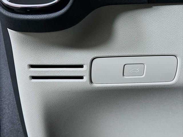 2026 Volvo XC40 Ultra, B5 AWD Gas (mild hybrid), Dark
