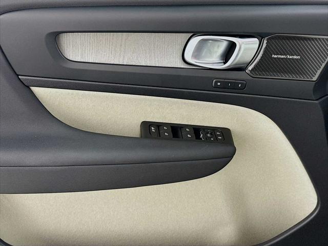 2026 Volvo XC40 Ultra, B5 AWD Gas (mild hybrid), Dark