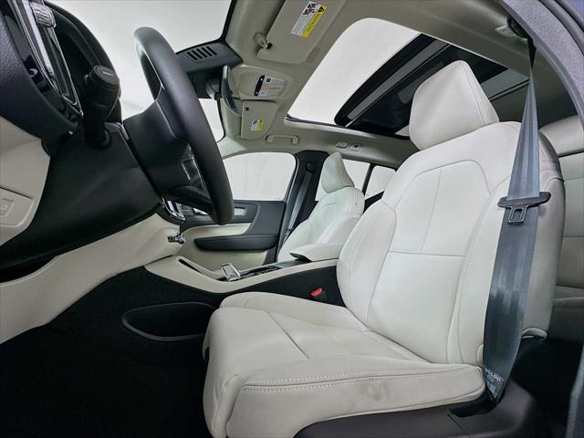 2026 Volvo XC40 Ultra, B5 AWD Gas (mild hybrid), Dark