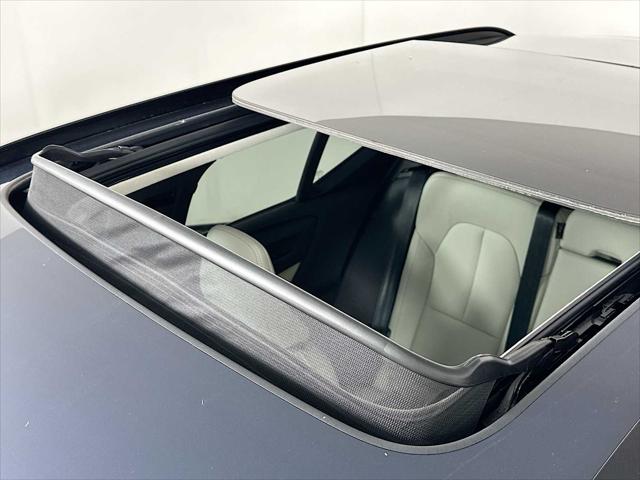 2026 Volvo XC40 Ultra, B5 AWD Gas (mild hybrid), Dark