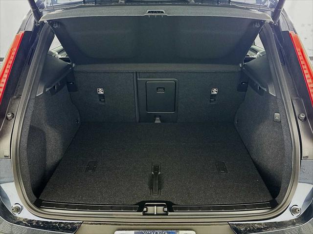 2026 Volvo XC40 Ultra, B5 AWD Gas (mild hybrid), Dark