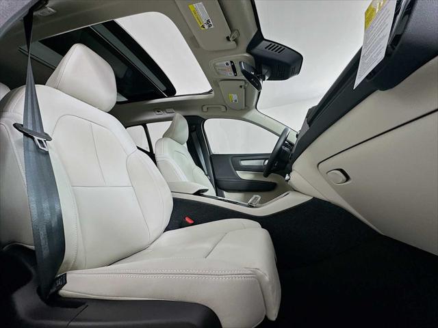 2026 Volvo XC40 Ultra, B5 AWD Gas (mild hybrid), Dark