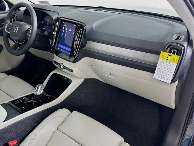2026 Volvo XC40 Ultra, B5 AWD Gas (mild hybrid), Dark